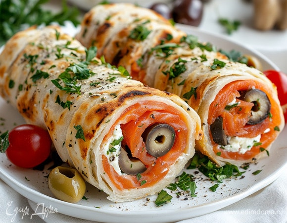 Рулетики с красной рыбой и оливками в лаваше Рулетики с красной рыбой и оливками в лаваше