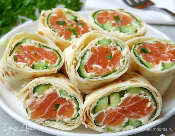 Рулет с красной рыбой и огурцами Рулет с красной рыбой и огурцами