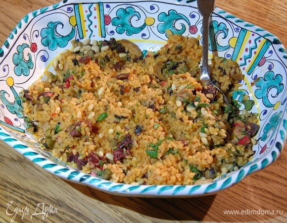 Томатный булгур с кедровыми орехами, оливками и каперсами