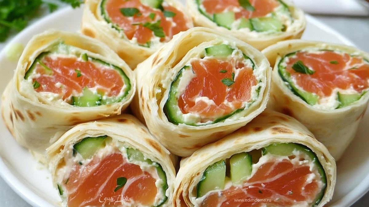 Закуска из красной рыбы, огурца и майонеза