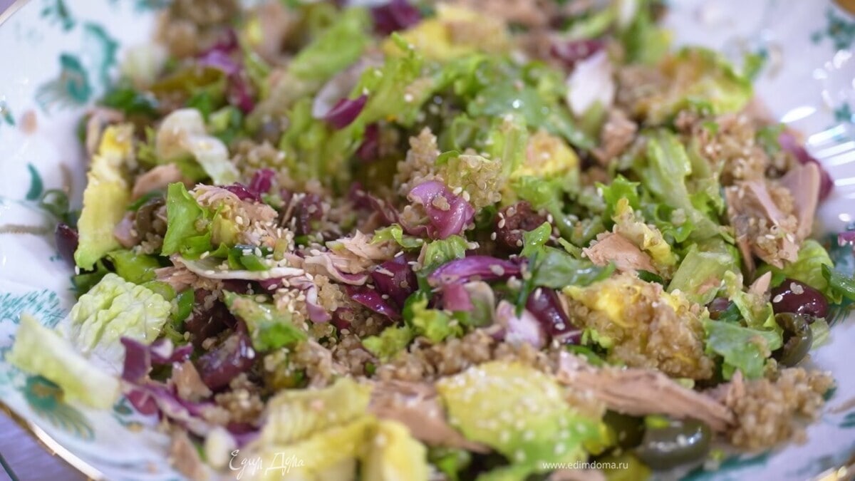 Салат с киноа, тунцом и авокадо