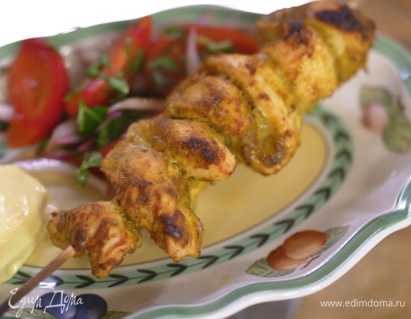 Куриные шашлычки в карри-маринаде со свежим салатом и чесночным майонезом Куриные шашлычки в карри-маринаде со свежим салатом и чесночным майонезом