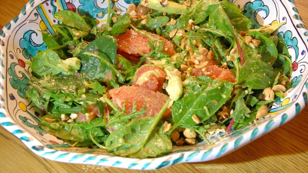 Салат из авокадо и грейпфрута с фундуком и зеленым луком