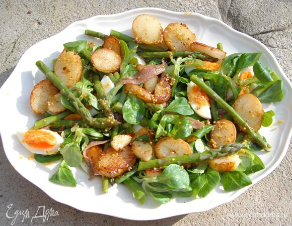 Салат из спаржи и молодого картофеля с яйцами и анчоусами Салат из спаржи и молодого картофеля с яйцами и анчоусами