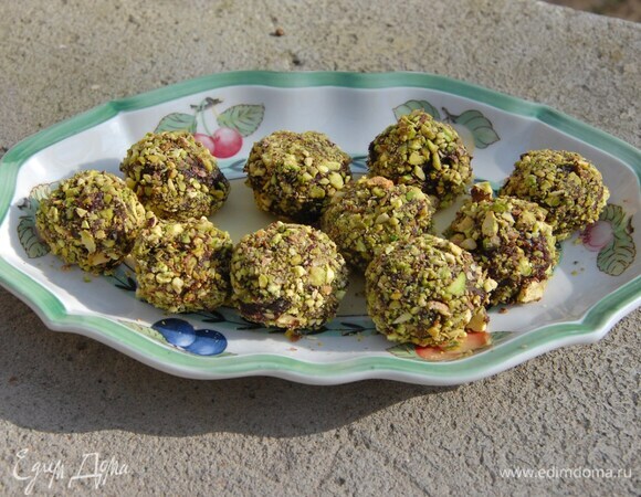 Шоколадные трюфели с финиками, авокадо и фисташками