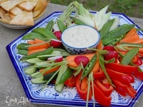 Летние овощи с горчично-медовым соусом и чипсами из питы