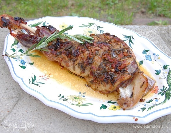 Баранья лопатка в маринаде из розмарина, чеснока и вяленых помидоров Баранья лопатка в маринаде из розмарина, чеснока и вяленых помидоров
