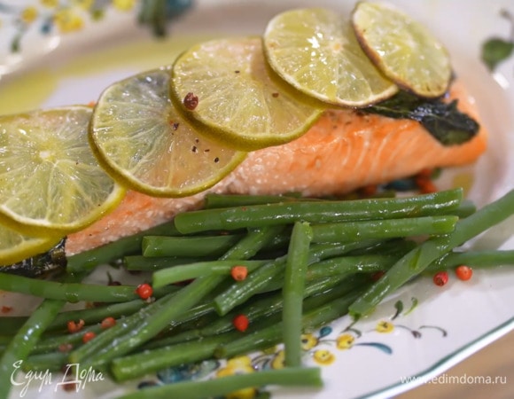 Филе лосося со стручковой фасолью и овощным салатом Филе лосося со стручковой фасолью и овощным салатом