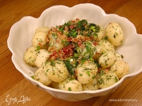 Молодой картофель с грудинкой, зеленым луком и укропом