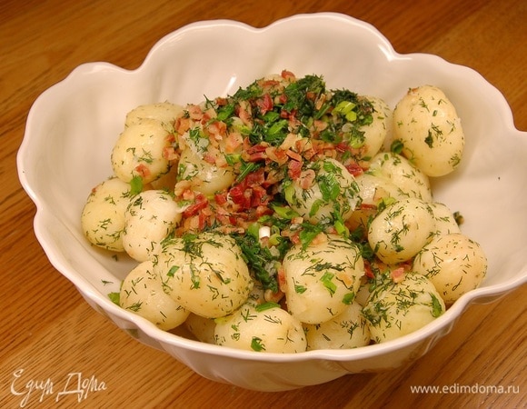 Молодой картофель с грудинкой, зеленым луком и укропом Молодой картофель с грудинкой, зеленым луком и укропом