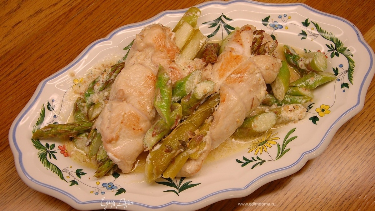 Куриное филе, фаршированное спаржей, под горчичным соусом