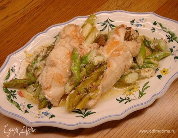 Куриное филе, фаршированное спаржей, под горчичным соусом Куриное филе, фаршированное спаржей, под горчичным соусом