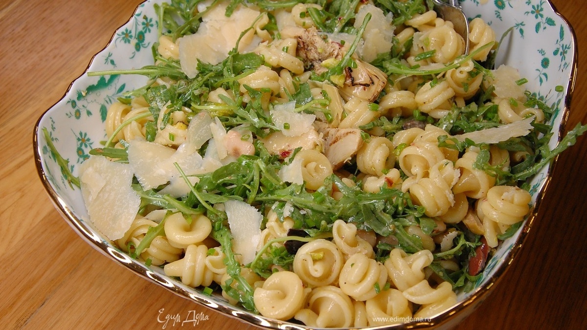 Салат из макарон с артишоками, фисташками и руколой