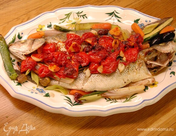 Запеченный с сезонными овощами сибас под свежим томатным соусом Запеченный с сезонными овощами сибас под свежим томатным соусом