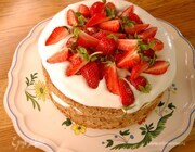 Меренговый пирог с фундуком и клубникой Меренговый пирог с фундуком и клубникой