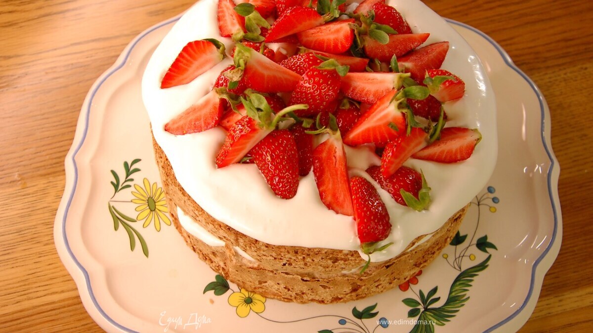 Меренговый пирог с фундуком и клубникой