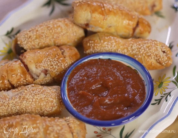 Запеченные в слоеном тесте сосиски с домашним сливовым соусом Запеченные в слоеном тесте сосиски с домашним сливовым соусом