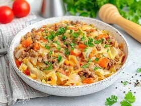 Тушеная капуста с фаршем на сковороде