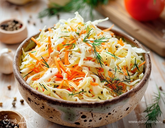 Салат из молодой капусты с морковью и уксусной заправкой