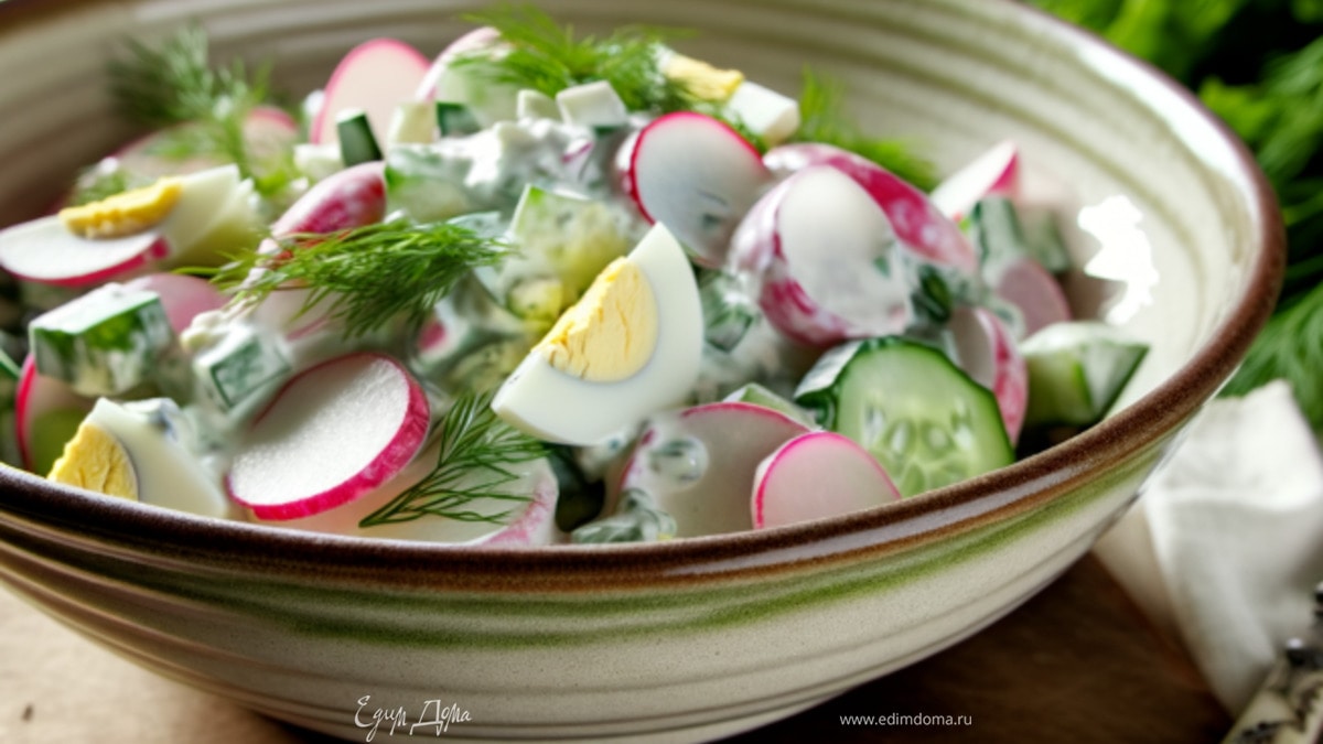 Весенний салат с редисом, яйцом и огурцом