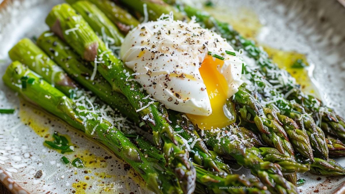 Запеченная спаржа с яйцом пашот и пармезаном