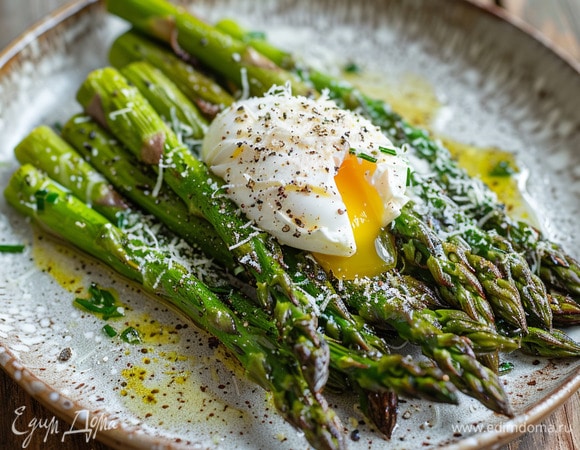 Запеченная спаржа с яйцом пашот и пармезаном