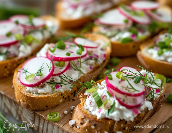 Брускетты с творожным сыром, редисом и зеленью