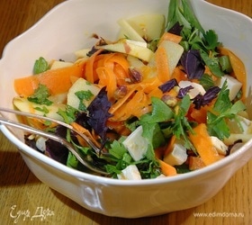 Салат из моркови и яблок с фетой, фисташками и зеленью Салат из моркови и яблок с фетой, фисташками и зеленью