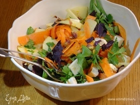 Салат из моркови и яблок с фетой, фисташками и зеленью Салат из моркови и яблок с фетой, фисташками и зеленью