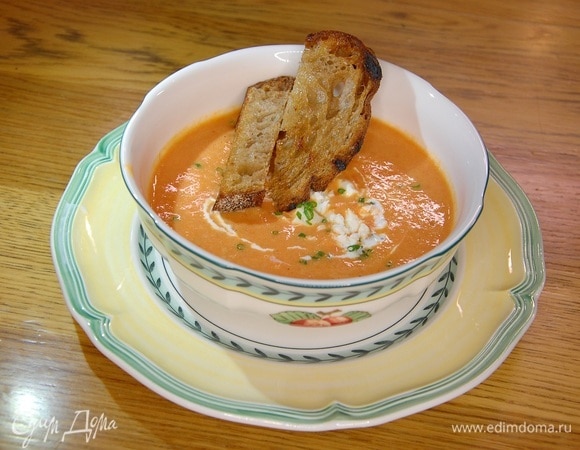 Томатный суп-пюре с брынзой и ржаными гренками Томатный суп-пюре с брынзой и ржаными гренками