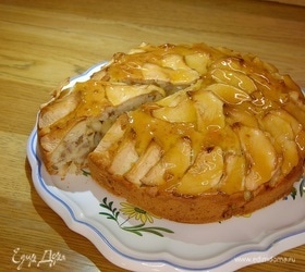 Яблочный пирог с орехами и сладкой глазурью