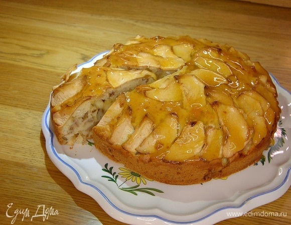 Яблочный пирог с орехами и сладкой глазурью Яблочный пирог с орехами и сладкой глазурью