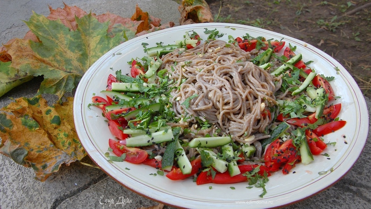 Салат из гречневой лапши с огурцами, помидорами и арахисом