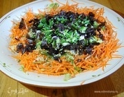 Азиатский салат с огурцами, морковью и имбирной заправкой Азиатский салат с огурцами, морковью и имбирной заправкой