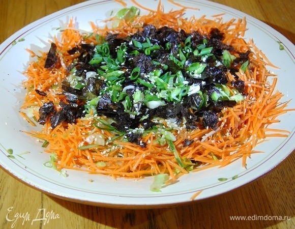 Азиатский салат с огурцами, морковью и имбирной заправкой Азиатский салат с огурцами, морковью и имбирной заправкой
