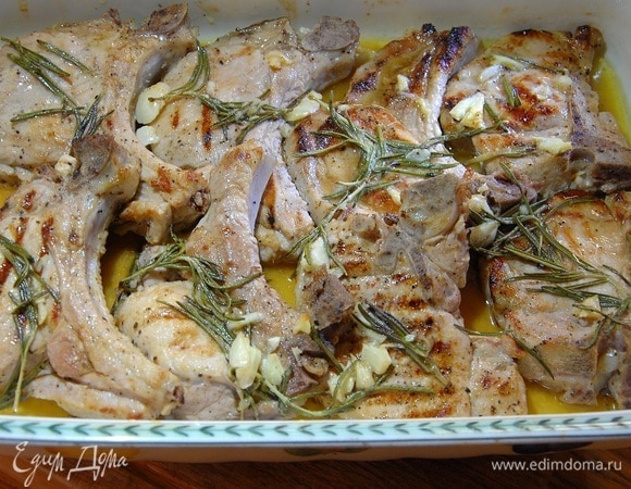 Свиные котлетки на косточке с розмариновым маслом Свиные котлетки на косточке с розмариновым маслом