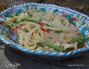 Азиатский салат из фунчозы с кальмарами и стручковой фасолью Азиатский салат из фунчозы с кальмарами и стручковой фасолью