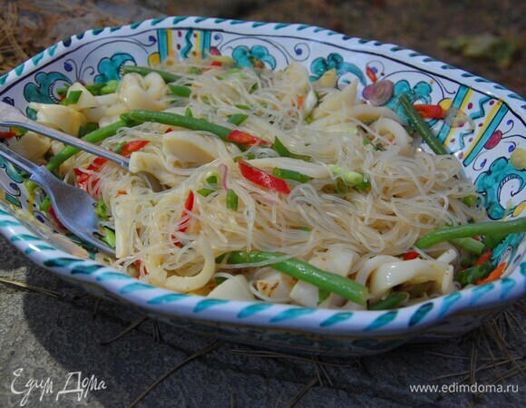 Азиатский салат из фунчозы с кальмарами и стручковой фасолью Азиатский салат из фунчозы с кальмарами и стручковой фасолью