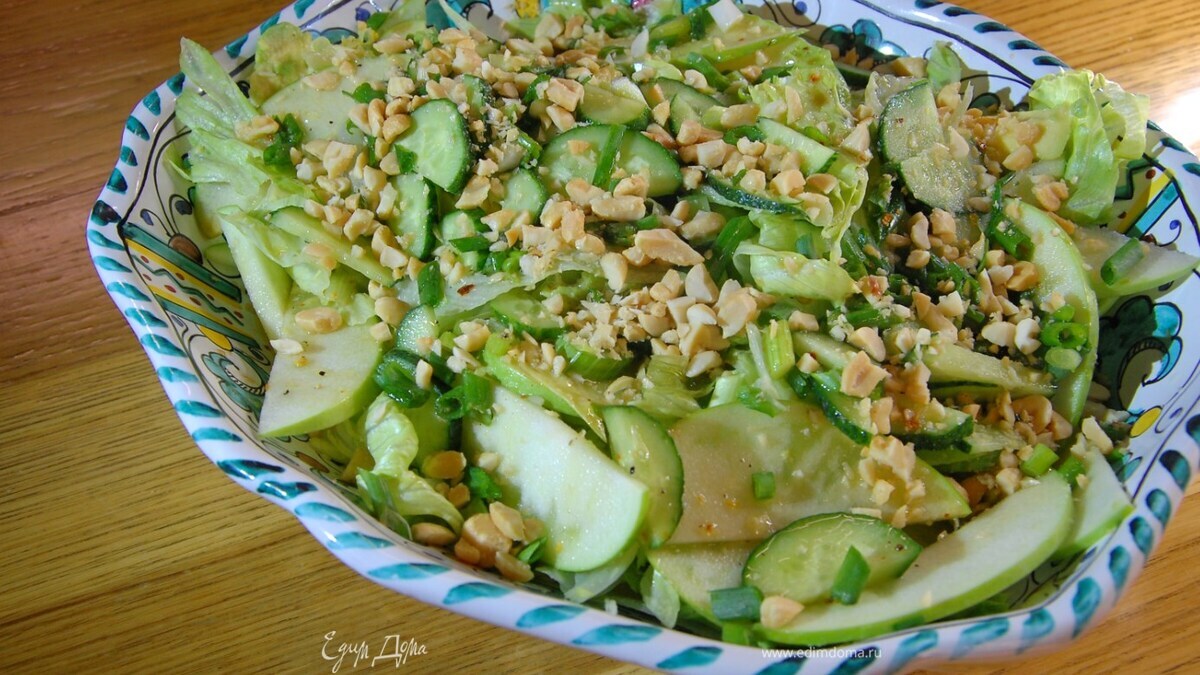 Салат с авокадо, сельдереем, зеленым яблоком и арахисом