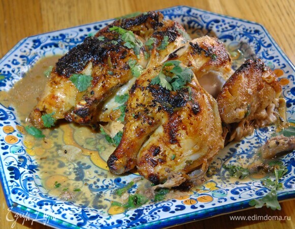 Запеченный цыпленок в маринаде из кокосового молока с соевым соусом, имбирем и пряностями Запеченный цыпленок в маринаде из кокосового молока с соевым соусом, имбирем и пряностями