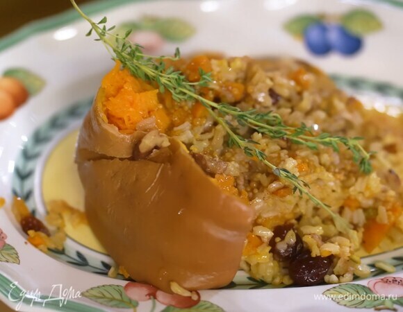 Тыква, фаршированная бурым рисом, клюквой и орехами пекан 