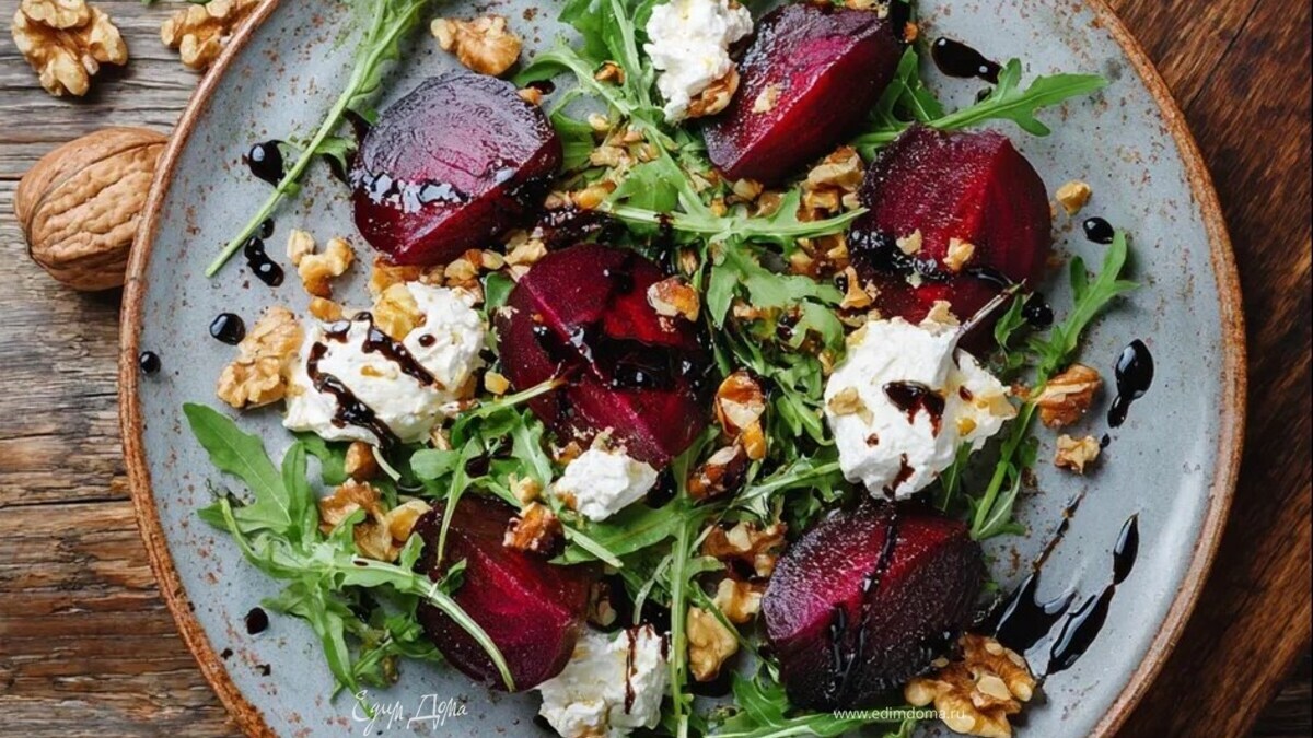 Салат с печёной свёклой, козьим сыром и грецким орехом