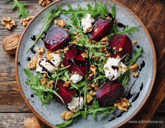 Салат с печёной свёклой, козьим сыром и грецким орехом