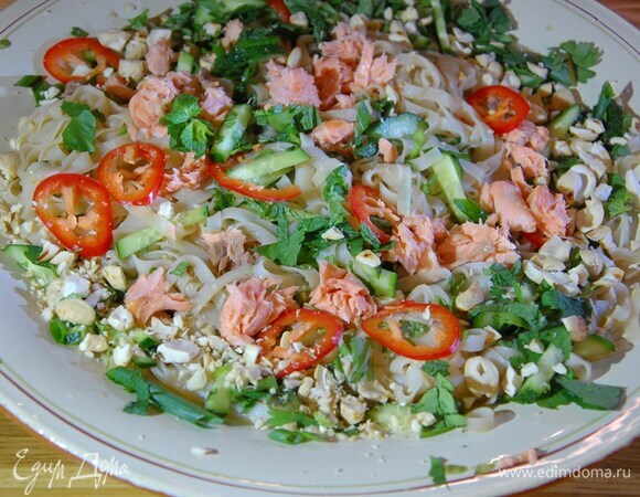 Рисовая лапша с копченой форелью, кешью и огурцом