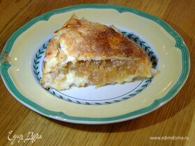 Закрытый пирог с яблоками, миндалем и заварным кремом