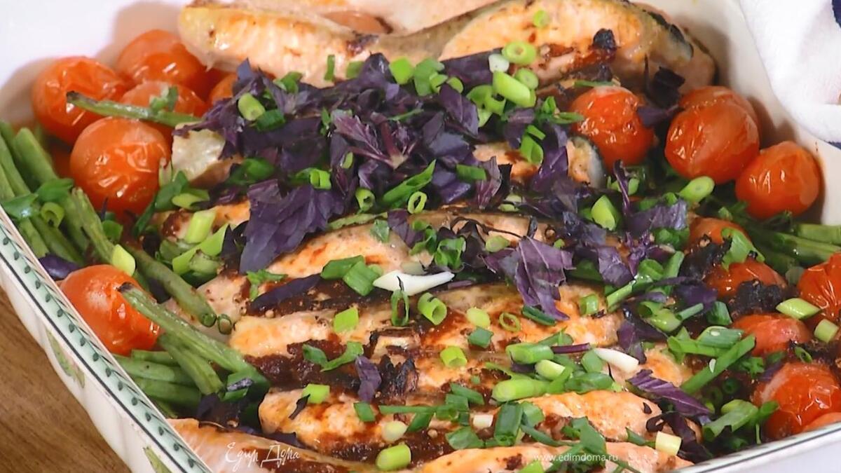 Красная рыба, запеченная с помидорами, фасолью и чесноком, под соусом тапенад