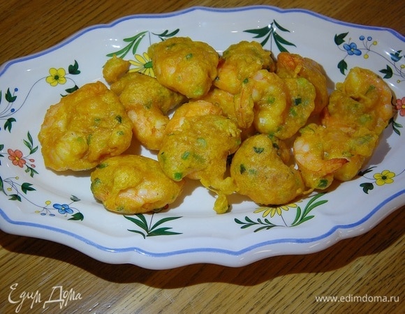 Креветки в кляре с перцем чили, зеленым луком и куркумой