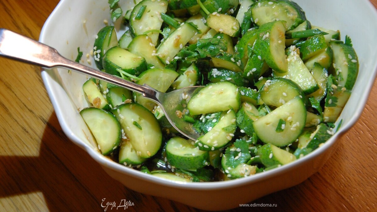 Огуречный салат с имбирно-лаймовой заправкой