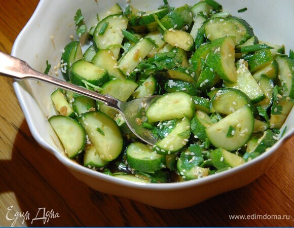 Огуречный салат с имбирно-лаймовой заправкой Огуречный салат с имбирно-лаймовой заправкой