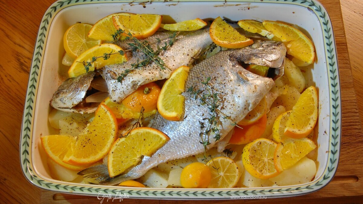 Дорада, запеченная с апельсином и лимоном на подушке из картофеля